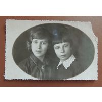 Фото "Подруги", 1934 г., г. Иркутск (пионерка, знак на галстуке?)