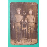 Фото "Солдаты ПМВ", до 1917 г. (на погонах видны цифры 193 и три буквы)