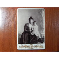 Фото матери с маленькой дочкой.До 1917г.