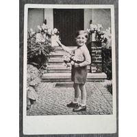 Мальчик с цветами. Дети. Германия. 1950-60 е. Чистая.