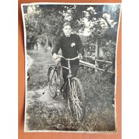 Фото мужчины с велосипедом. 8х11 см.