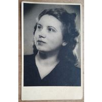 Фотопортрет женщины. 1940 г. Прага. 8.5х13.5 см