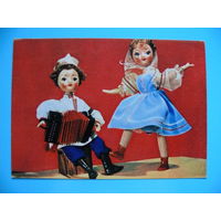 Автор костюмов и композиции Спасская Р., Русский сувенир ("Подмосковные вечера"), 1968, подписана (куклы, игрушки).