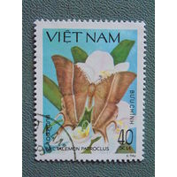 Вьетнам 1990 г. Бабочка, цветы.