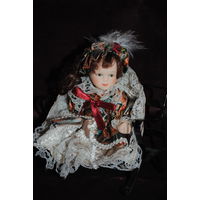 Мини-кукла/куколка сувенирная, - *привезена из Венеции, - голова и руки подвижны. У леди, - всё из первоклассного фарфора + лавка-скамейка в комплекте-!