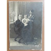 Фото "Семья", Петроград, 1918 г., кабинет-портрет, фот. М. Кадысон