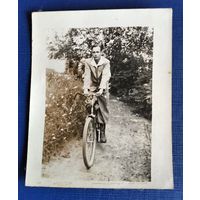Фото мужчины на велосипеде. 1930-е. 7х9 см.