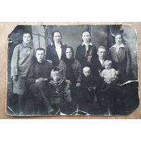 Фото большой семьи. 1930-е. 11.5х17 см.