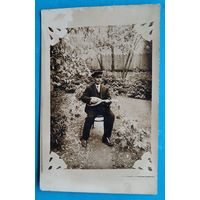 Фото мужчины с мандолиной(?). 1920-30-е 9х14 см