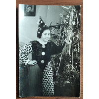 Фото девушки у новогодней елки. 10х14.5 см.