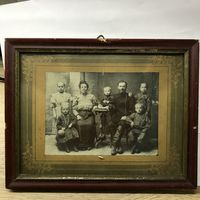 Старинная семейная фотография в оригинальной рамке.р-р 26на 20см.