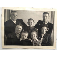 Семейное фото с участником войны. 1956 г. 9х12 см