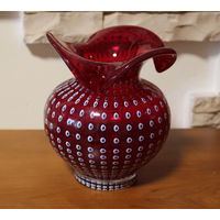 Элегантная красивая вазочка из красного стекла