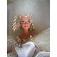 Кукла Barbie Swan Lake, 1991 г. Первый выпуск в серии.Кукла-балерина в костюме героини балета "Лебединое озеро". Продаётся в комплекте с музыкальной вращающейся подставкой.