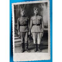 Фото двух советских солдат. 1945 г. 8.5х13 см