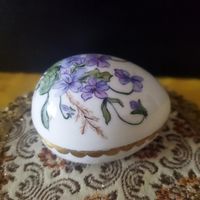 Шкатулка ретро  фарфоровая в форме яйца. Ручная роспись. Цветочные мотивы. Франция. 9х7х7,5 см.