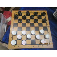 Шахматная доска 27 см с шашками(без одной).