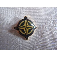 Значок с эмблемой НАТО