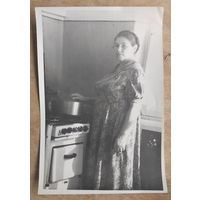 Фото из СССР. На кухне у газовой плиты. 12х18 см.