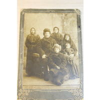 Семейная фотография до 1917 года, В. Ваккерь, Томск, размер с картоном 17.5*11.5 см.