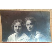 Фото двух девушек. 1930-е. 9х13.5 см