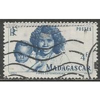 Французский Мадагаскар. Мать и дитя. 1946г. Mi#399.