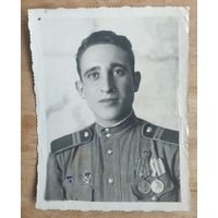 Фото мл.сержанта с наградами. 1950 г. 9х12 см.