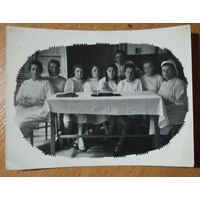 Групповое фото медсестр. 1948 г. 9х12 см