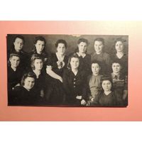 Фото "Жены офицеров воинской части 117 ГБР БМ" Гомель, 1948 г.