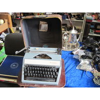 Машинка пишущая портативная "Москва"-215-8М 1980 г. с запасной лентой, щетками и документами.