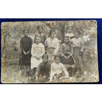 Фото группы девочек с воспитательницей. 1908 г. 9х14 см