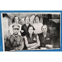 Фото женщин с военным. 1930-е 8х13 см