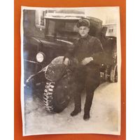 Фото солдата у машины. Кенигсберг. 1946 г. 8х10.5 см
