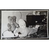Фото ребенка. Плюшевый мишка. Радиола. 1970 г. 8.5х14 см