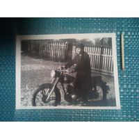 Фотография. Ретро СССР.  Мотоциклист на МИНСКОМ мотоцикле.