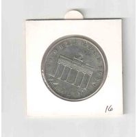 Последний год выпуска этой монеты!!!  ГДР 5 марок, 1990 Бранденбургские Ворота в Берлине   Х1