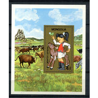 Монголия - 1985 - Крупный рогатый скот. Девочка с теленком - [Mi. bl. 107] - 1 блок. MNH.  (Лот 162BG)