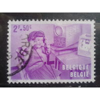 Бельгия 1962 Девочка в наушниках слушает музыку
