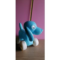 Пластмассовая игрушка Синяя собачка на колёсиках