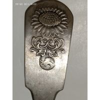 Серебряная столовая ложка с прекрасным рельефным изображением цветка на ручке.Клеймо 13.Середина XIX века.