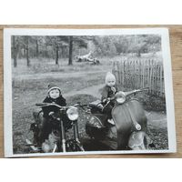 Фото детей на мотоциклах. 1966 г. 9х12 см.